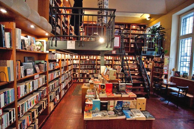 Menikmati dan Berbelanja di Toko Buku Terkenal di Ceko